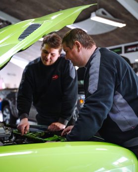 002 Henning og Benjamin ved grøn Hellcat